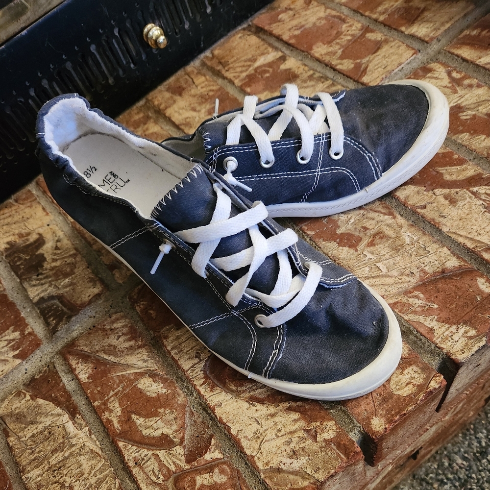 Tennis shoes